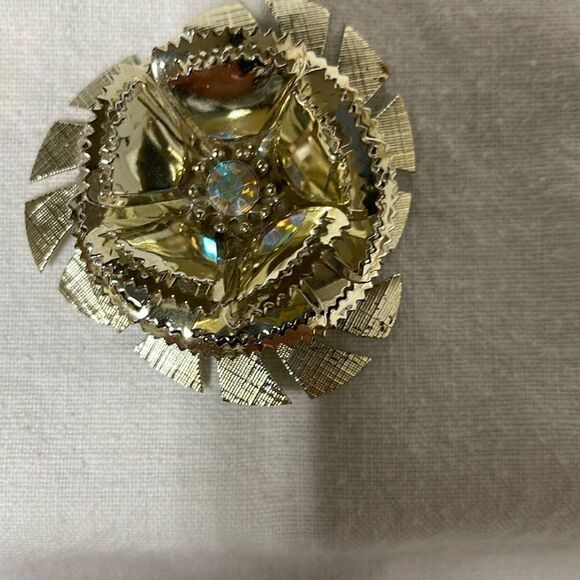 Vintage Gold Tone Flower DesignBrooch - Picture 1 of 6